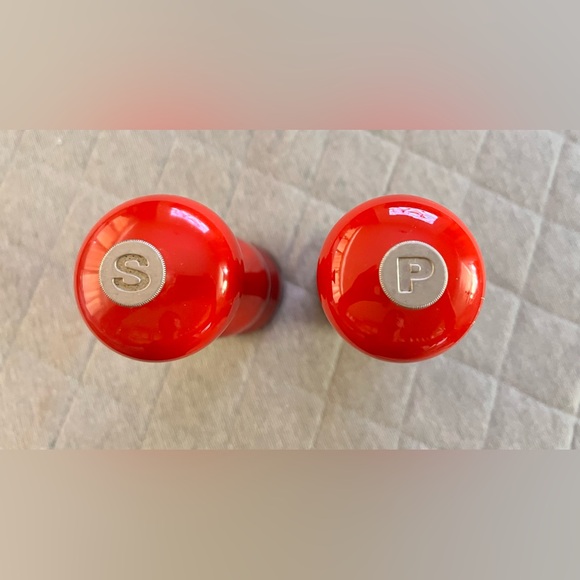 LE CREUSET 8 1/4” Cerise Red Salt & Pepper Mills Orig $100 Excellent Condition - Picture 7 of 9